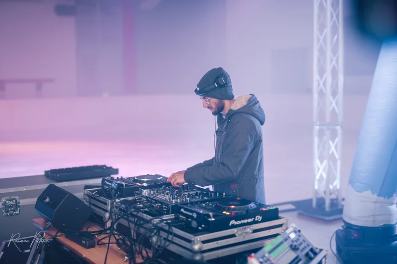 RawmanPictures - Sebastian Schiefermayr | Eisdisco Marchtrenk | DJ bei Live-Event, elektronische Musik, Partyfotografie, Atmosphäre, moderne Veranstaltung.