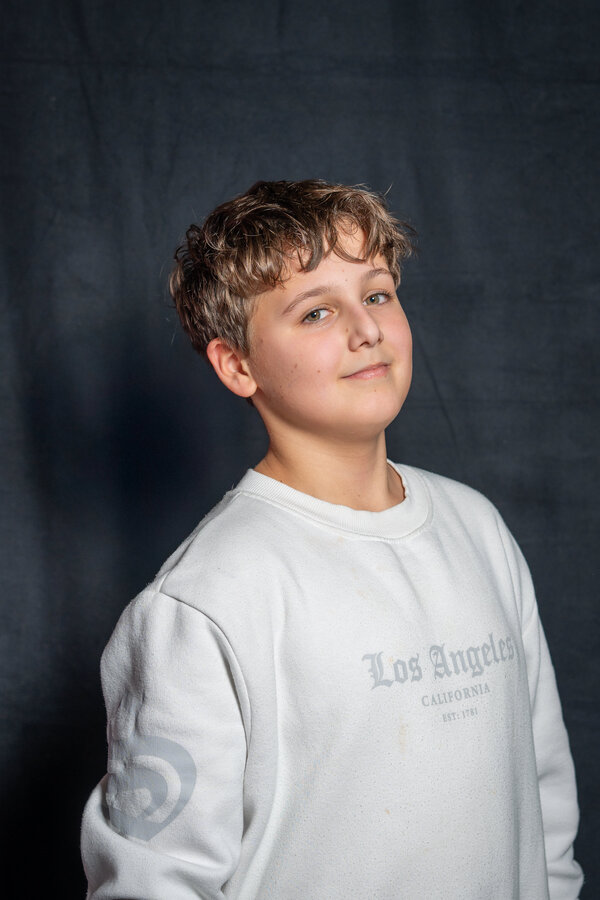 RawmanPictures - Sebastian Schiefermayr | Portrait-Shooting Ozon | Portraitfotografie von Teenager in modernem Look, ideales Studio-Shooting, künstlerischer Ausdruck.