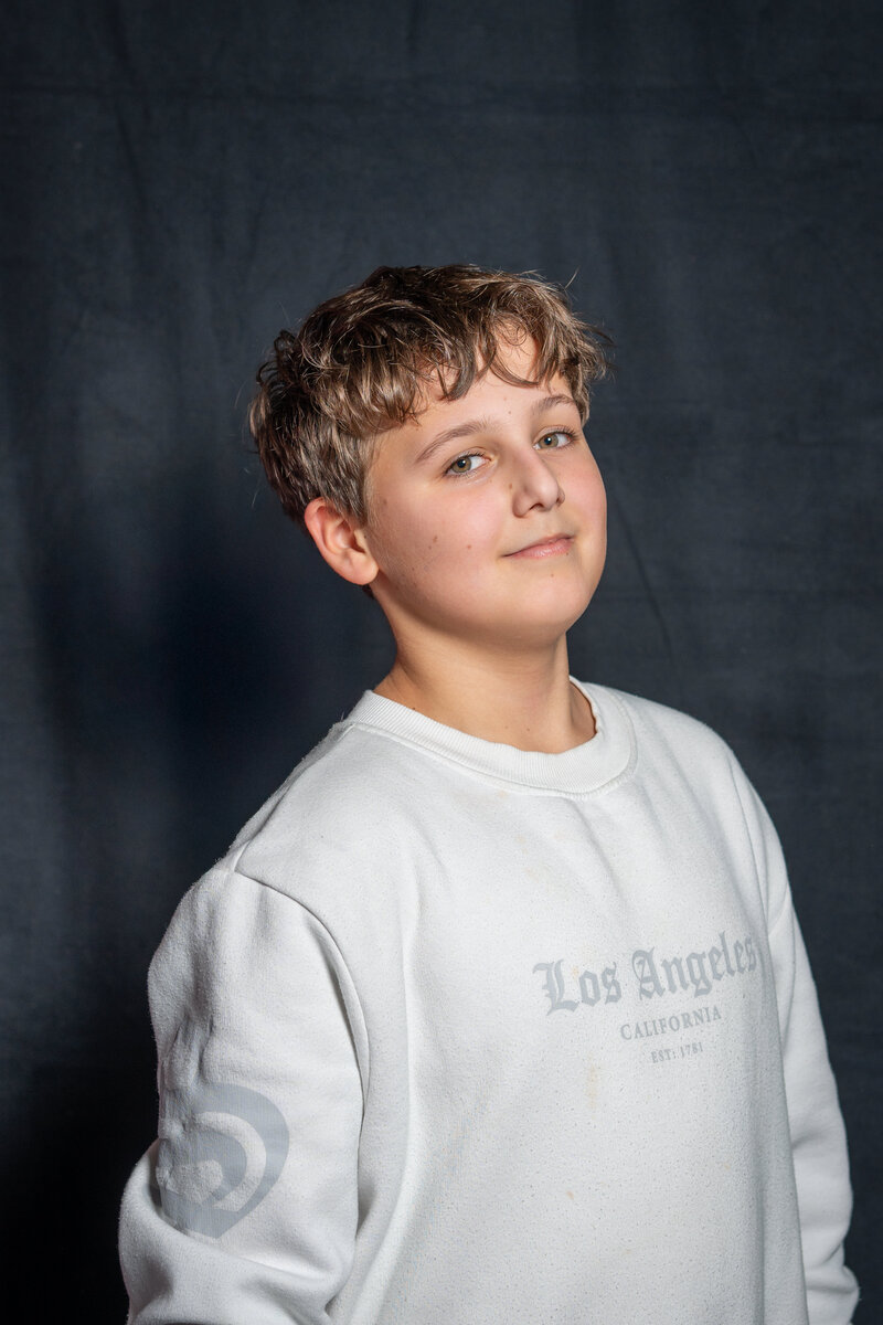 RawmanPictures - Sebastian Schiefermayr | Portrait-Shooting Ozon | Portraitfotografie von Teenager in modernem Look, ideales Studio-Shooting, künstlerischer Ausdruck.