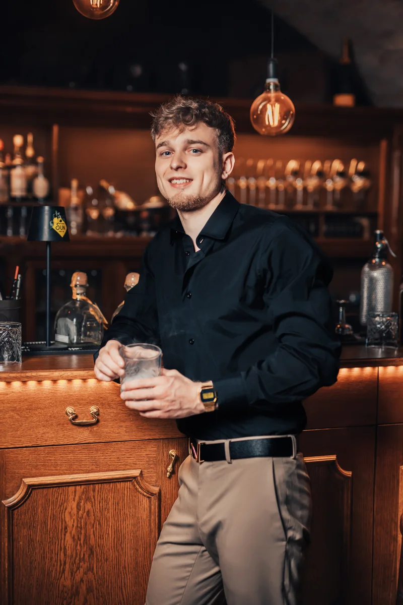 RawmanPictures - Sebastian Schiefermayr | Portraitshooting Kevin F. | Junger Mann in stilvoller Bar mit Drink in der Hand. Ideal für Lifestyle- und Eventfotografie.
