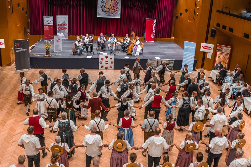 RawmanPictures - Sebastian Schiefermayr | Volkstanzfest | Traditioneller Tanzabend in Trachtenkleidung, lebendige Kulturveranstaltung Fotografie.