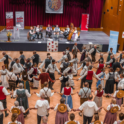 RawmanPictures - Sebastian Schiefermayr | Volkstanzfest | Traditioneller Tanzabend in Trachtenkleidung, lebendige Kulturveranstaltung Fotografie.