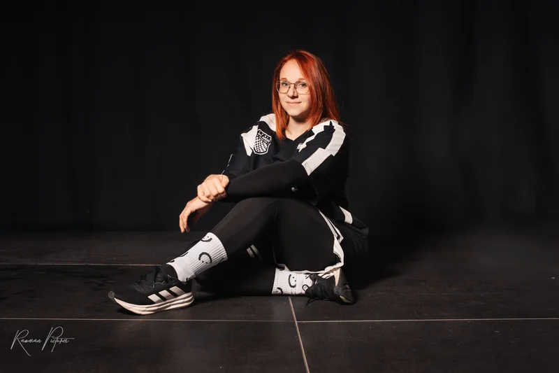 RawmanPictures - Sebastian Schiefermayr | Shooting OZON | Kreatives Porträt einer frau in sportlicher Kleidung, stilvoll und modern inszeniert.