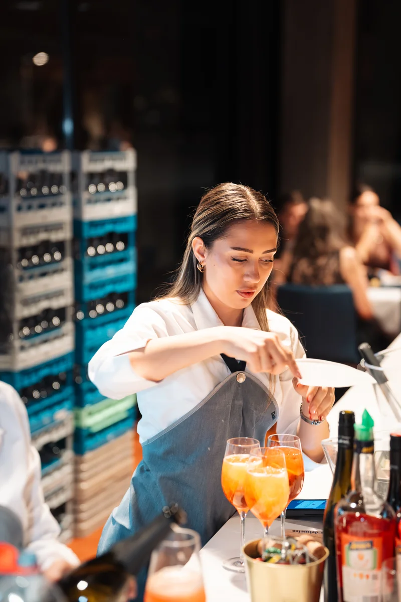 RawmanPictures - Sebastian Schiefermayr | Maturaball HTL1 | Barkeeperin bei der Arbeit: Mixen von Cocktails, lebendige Gastronomie, professionelles Bartending.