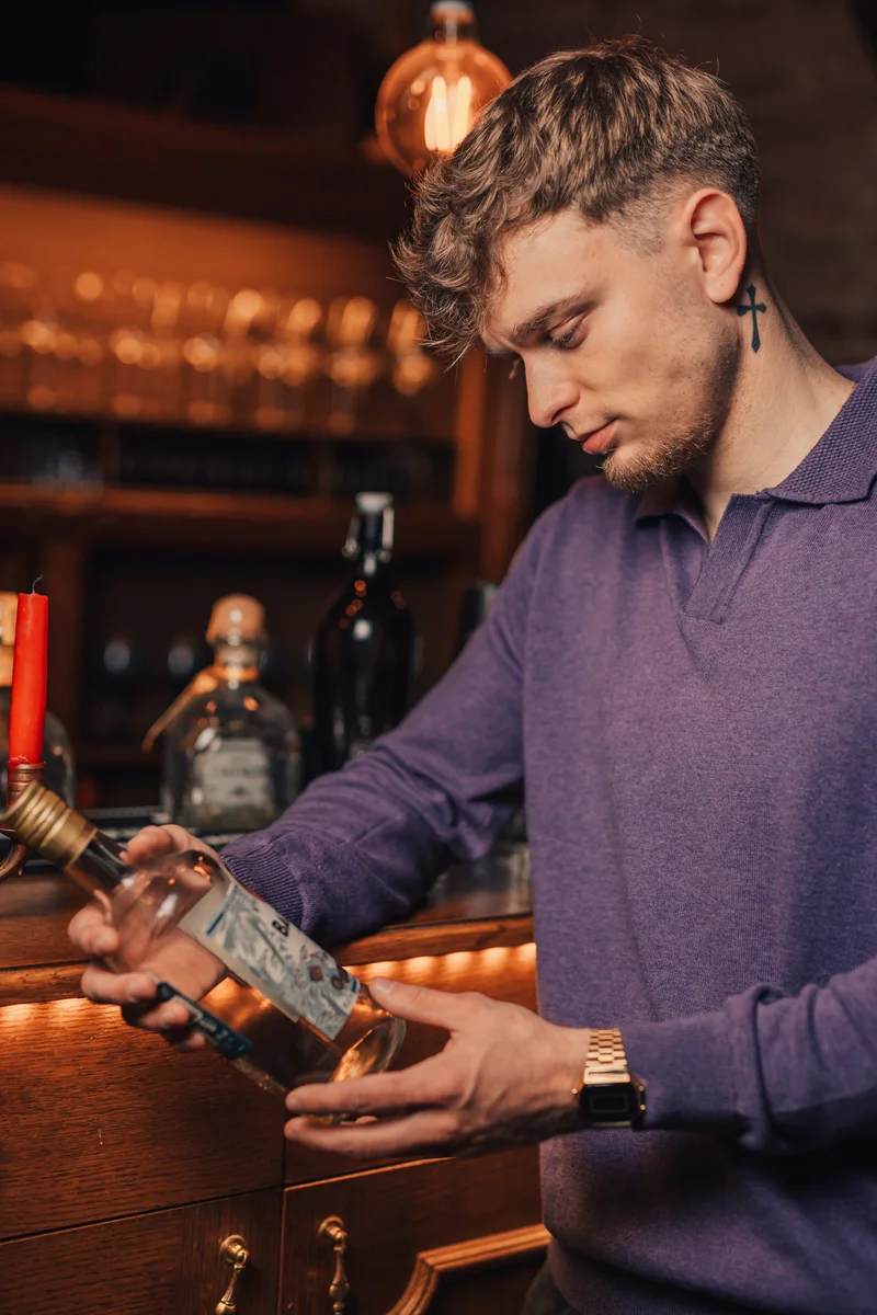 RawmanPictures - Sebastian Schiefermayr | Portraitshooting Kevin F. | Barkeeper im stimmungsvollen Ambiente: Expertise in Getränkekunde und Mixologie.