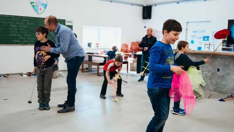 RawmanPictures - Sebastian Schiefermayr | Jonglierworkshop Marchtrenk | Kinder in einem Zirkus-Workshop, jonglieren und Spaß haben. Eventfotografie für Veranstaltungen.