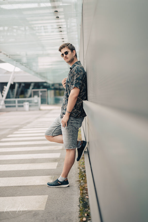 RawmanPictures - Sebastian Schiefermayr | Personal Shooting | Urban Fashion Shoot: Lässige Mode vor moderner Architektur. Street Photography.