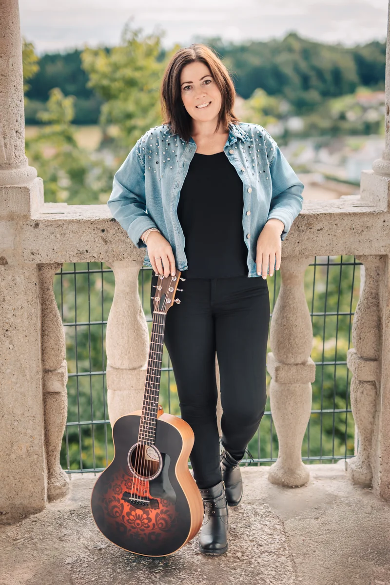 RawmanPictures - Sebastian Schiefermayr | Portraitshooting Tamara R. | Musiker-Portrait im Freien mit Gitarre: Kreative Fotografie für Künstlerprofile.
