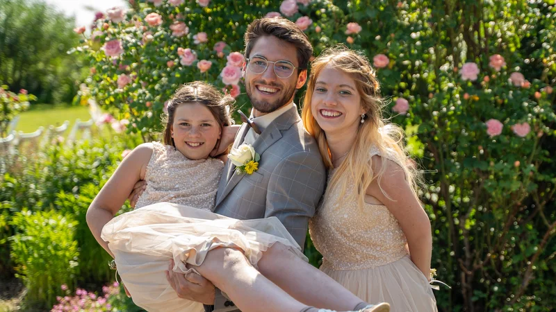 RawmanPictures - Sebastian Schiefermayr | Hochzeit Traude & Gerhard | Fröhliche Familienfoto im Garten, Hochzeit, natürliche Beleuchtung, lächelnde Gesichter.