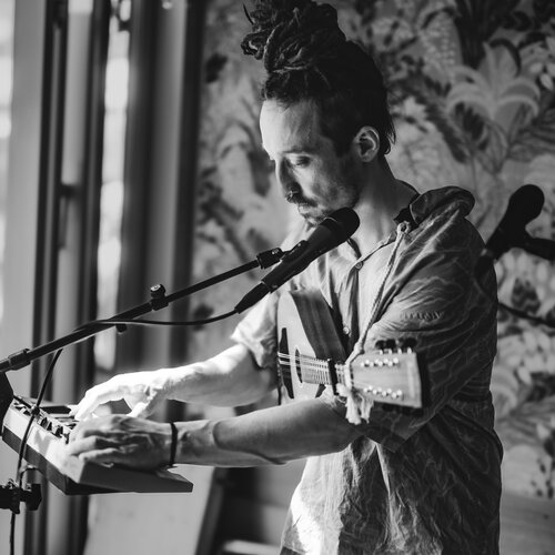 RawmanPictures - Sebastian Schiefermayr | Charity Brunch | Live-Musik-Fotografie: Künstler am Keyboard in stimmungsvoller Schwarz-Weiß-Ästhetik.