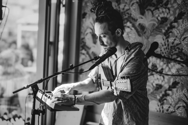 RawmanPictures - Sebastian Schiefermayr | Charity Brunch | Live-Musik-Fotografie: Künstler am Keyboard in stimmungsvoller Schwarz-Weiß-Ästhetik.