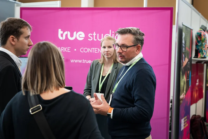 RawmanPictures - Sebastian Schiefermayr | Marke[ding] Wels | Gesprächsrunde auf Messe: Networking und Business-Strategie auf Unternehmensveranstaltungen.