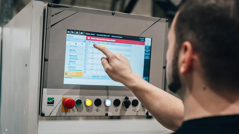 RawmanPictures - Sebastian Schiefermayr | Firmenshooting EasyBox GmbH | Steuerungsdisplay in der modernen Industrieproduktion. Automatisierung und Effizienz in der Fertigung.
