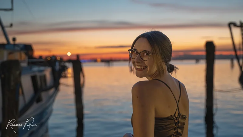 RawmanPictures - Sebastian Schiefermayr | Chioggia 2022 | Romantischer Sonnenuntergang am Hafen – Hochwertige Portraitfotografie am Wasser.