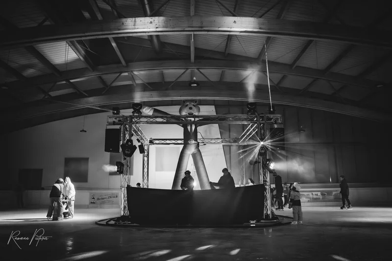 RawmanPictures - Sebastian Schiefermayr | Eisdisco Marchtrenk | Schwarz-Weiß-Foto DJ-Pult mit Lichteffekten in Eishalle, Eventfotografie.