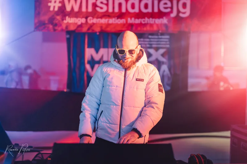 RawmanPictures - Sebastian Schiefermayr | Eisdisco Saisonfinale 2024 | DJ-Eventfotografie mit energetischer Beleuchtung und moderner Atmosphäre für Ihre Veranstaltung.