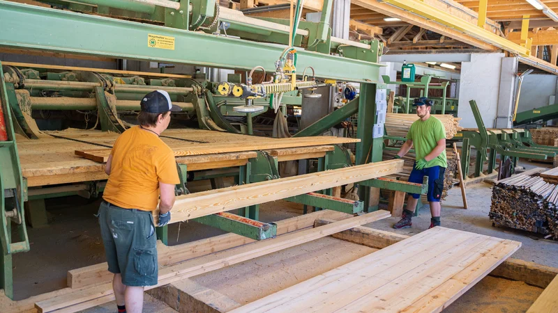 RawmanPictures - Sebastian Schiefermayr | Sägewerk Löberbauer | Menschen arbeiten mit Holz in einer Fabrik, handgefertigte Holzbearbeitung, industrielle Fertigung.