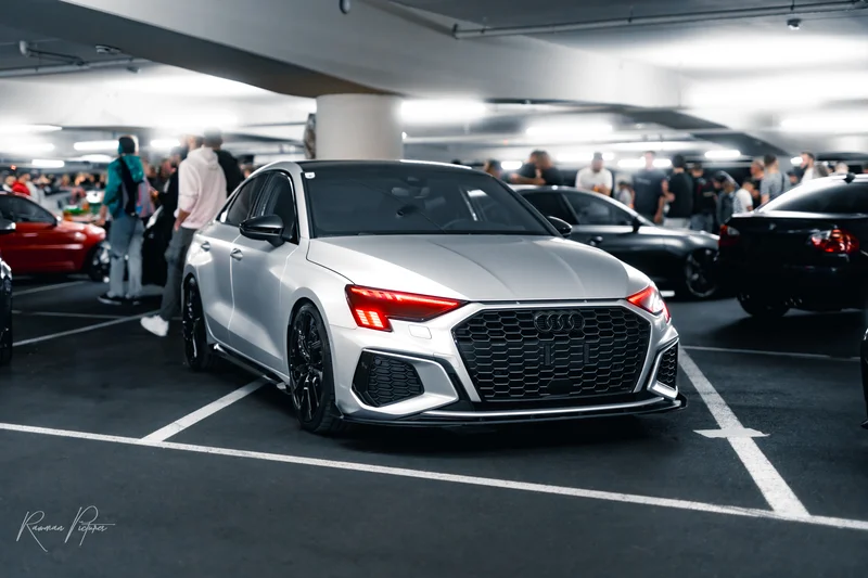 RawmanPictures - Sebastian Schiefermayr | Night of Wheels | Moderner Sportwagen im Parkhaus fotografiert bei Autotreffen. Dynamische Autografie.