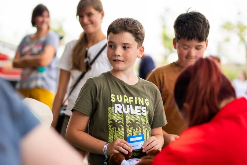 RawmanPictures - Sebastian Schiefermayr | Sommereisdisco | Fröhliches Kinderporträt: Natürliche Momente und spielerische Erinnerungen einfangen.