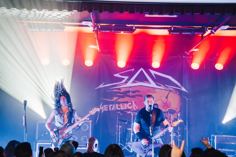 RawmanPictures - Sebastian Schiefermayr | Krampusnacht | Live-Musikfotografie: Energiegeladene Rockkonzert-Aufnahme auf einer Konzertbühne.