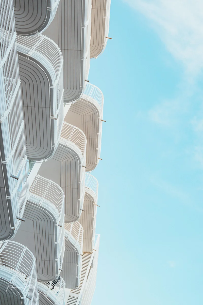 RawmanPictures - Sebastian Schiefermayr | Urlaub Jesolo | Moderne Architektur, minimalistisch, weiß, Balkone, blauer Himmel, Fotografie, Design.