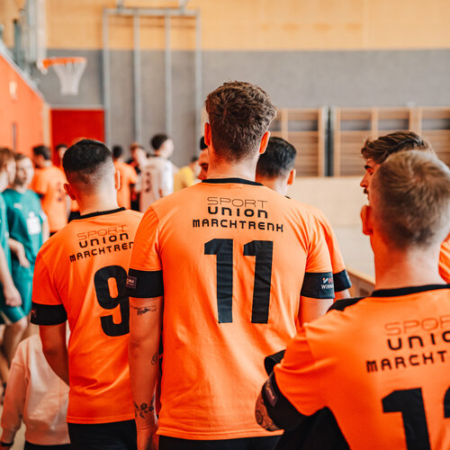 RawmanPictures - Sebastian Schiefermayr | Hallencup FC Siewillja | Hallenfußballspieler in leuchtenden Trikots bereiten sich auf das Spiel vor. Sportfotografie.