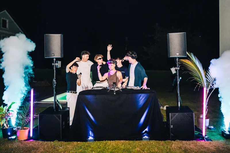 RawmanPictures - Sebastian Schiefermayr | Vality & Friends | DJ-Event im Freien mit Lichteffekten und Publikum, Nachtfotografie.
