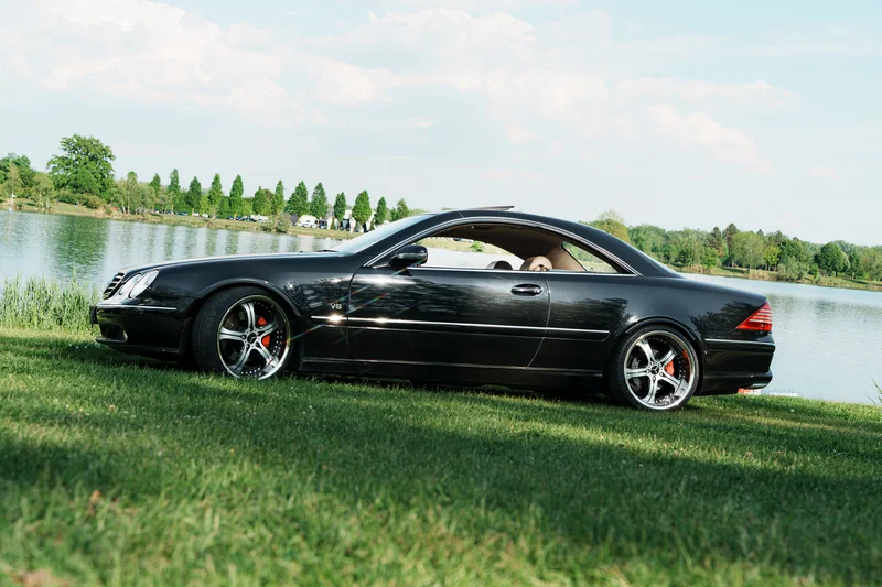RawmanPictures - Sebastian Schiefermayr | Motortag Feldkirchen | Luxusauto am ruhigen Seeufer im Grünen, stilvolles Fahrzeug für hochwertige Fotografie.