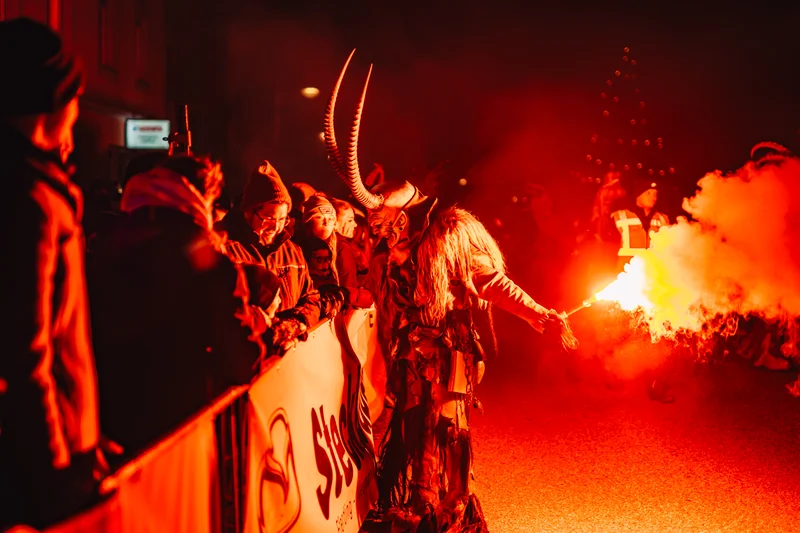 RawmanPictures - Sebastian Schiefermayr | Perchtenlauf Eferding | Traditionelles Krampusfest mit Feuereffekten und Masken, festliche Nachtfotografie.