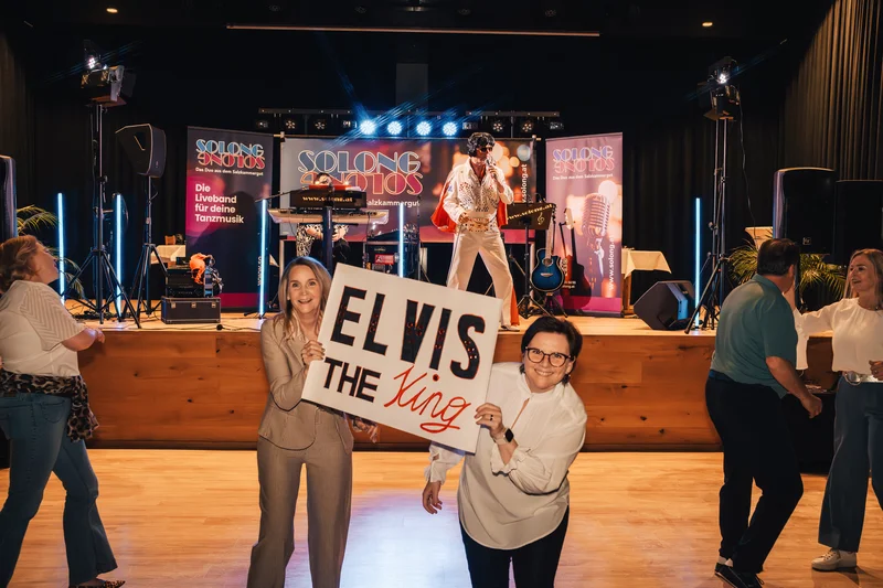 RawmanPictures - Sebastian Schiefermayr | Solong - Charity Event | Live-Musik-Event mit Elvis-Imitator und begeistertem Publikum auf der Tanzfläche.
