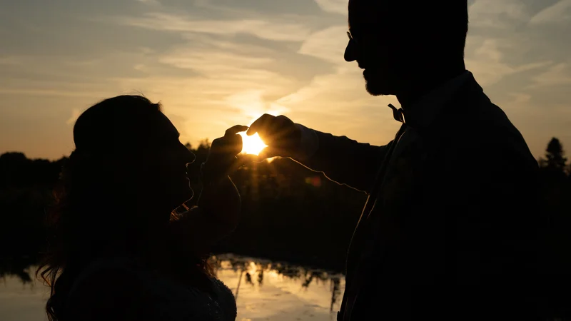 RawmanPictures - Sebastian Schiefermayr | Hochzeit Traude & Gerhard | Romantische Silhouette eines Paares bei Sonnenuntergang am See. Hochzeitsfotografie Special.