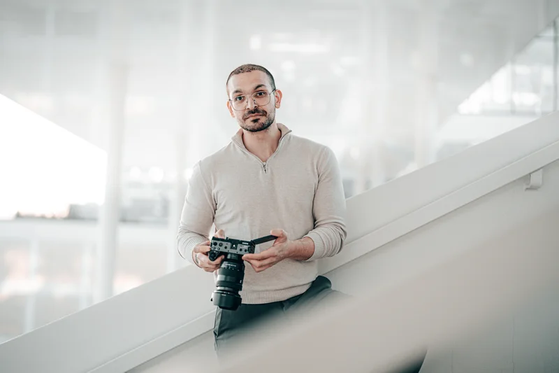 RawmanPictures - Sebastian Schiefermayr | Fotowalk Burhan | Fotograf im modernen Ambiente, bereit für kreative Aufnahmen. Kamera, Portrait, Fotografie-Experte.