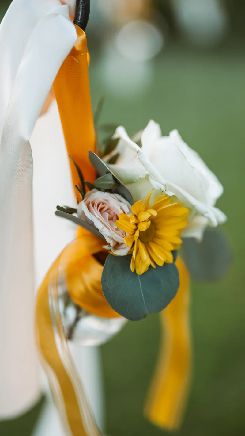 RawmanPictures - Sebastian Schiefermayr | Hochzeit Traude & Gerhard | Blumenarrangement Hochzeit: Elegante Deko, orange-weiße Blumen, romantische Fotografie.
