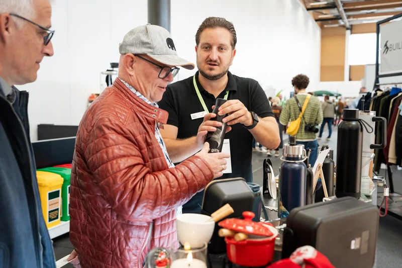 RawmanPictures - Sebastian Schiefermayr | Marke[ding] Wels | Messebesucher erkunden innovative Produkte bei einer Verkaufspräsentation. Eventfotografie, Networking.