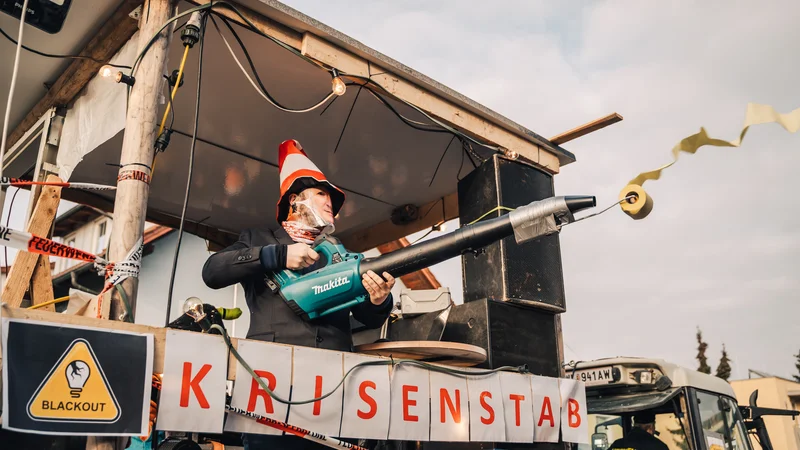 RawmanPictures - Sebastian Schiefermayr | Faschingsumzug Weißkirchen | Karnevalsumzug: Kreative Kostüme und lebendige Farben in festlicher Parade-Atmosphäre.