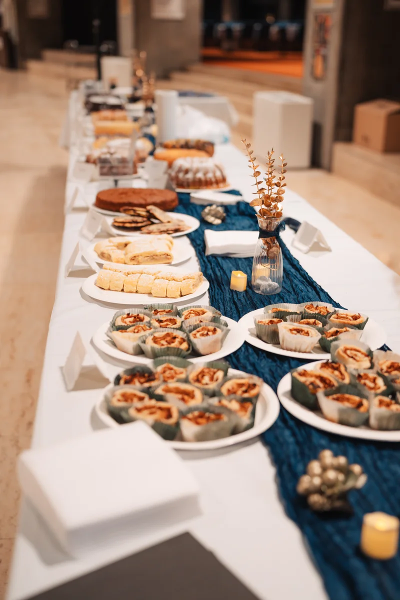 RawmanPictures - Sebastian Schiefermayr | Maturaball HTL1 | Buffet mit leckeren Häppchen und Kuchen auf dekorativem Tisch bei Event-Fotografie.