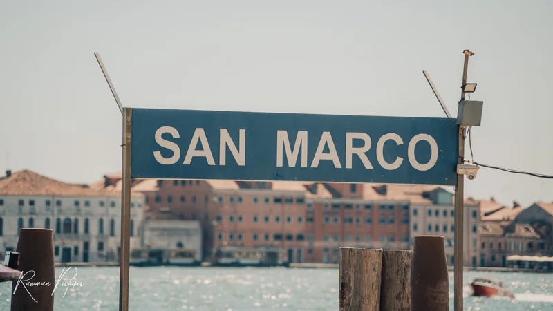 RawmanPictures - Sebastian Schiefermayr | Chioggia 2022 | Schild Fotografie San Marco, Venedig. Architektur und Wasser in perfekter Harmonie.