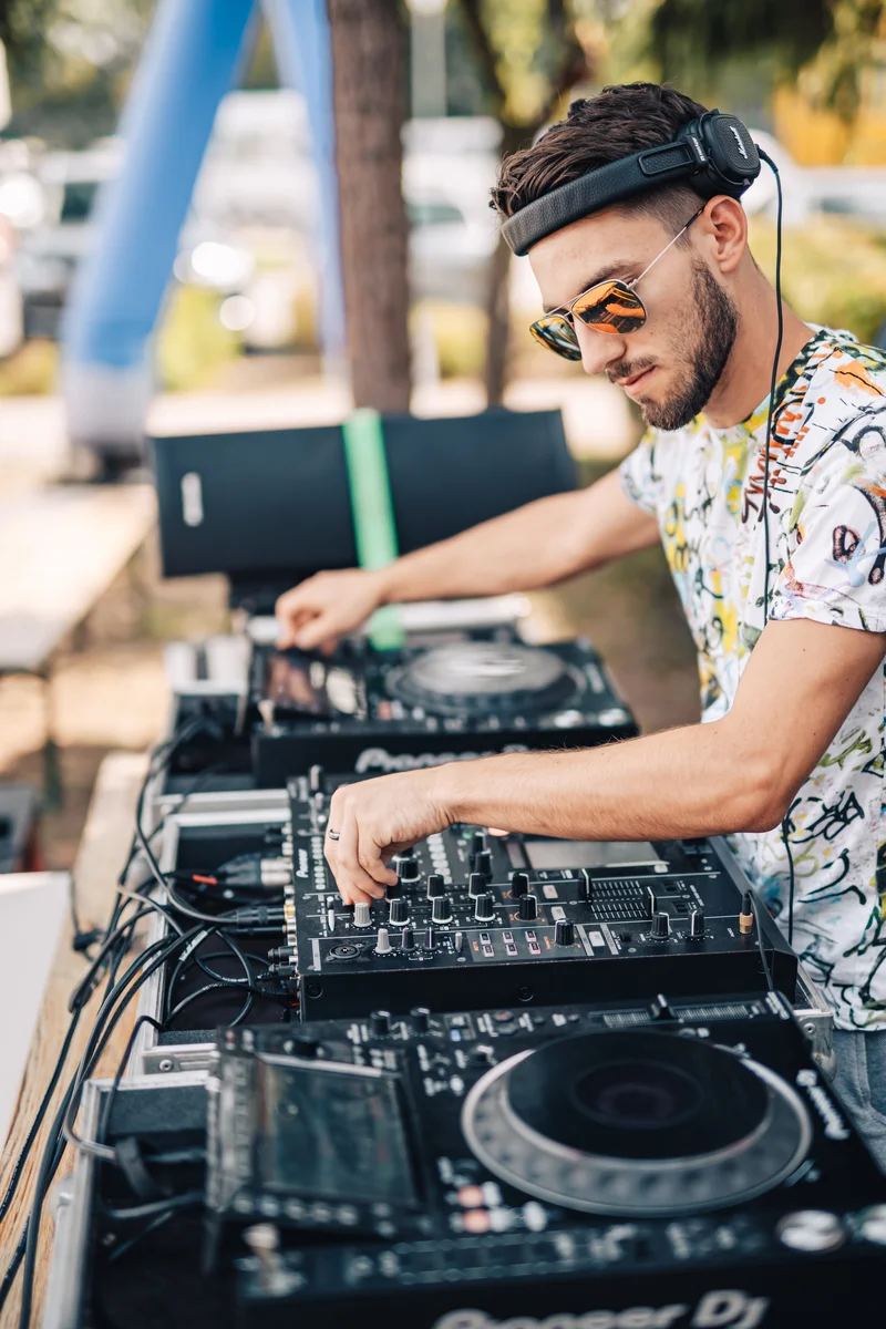 RawmanPictures - Sebastian Schiefermayr | Sommereisdisco | DJ beim Open-Air-Festival: Musikalische Leidenschaft in Aktion. Event-Fotografie Highlight.