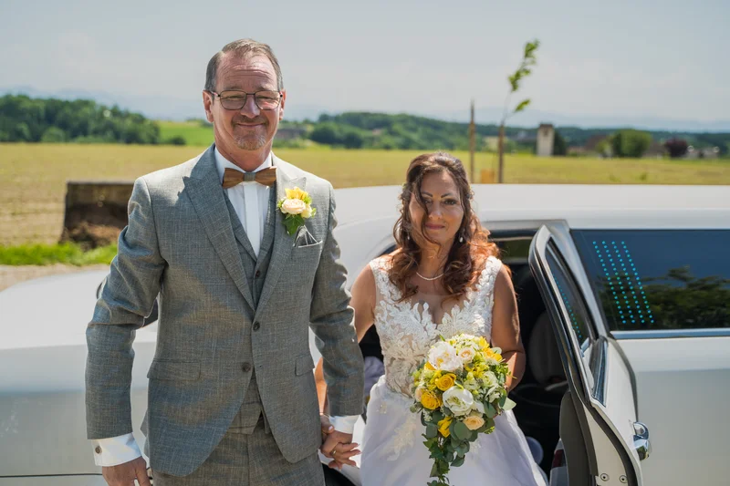 RawmanPictures - Sebastian Schiefermayr | Hochzeit Traude & Gerhard | Hochzeitspaar vor Limousine, romantische Landhochzeit, elegantes Brautpaar, Hochzeitsfotografie.