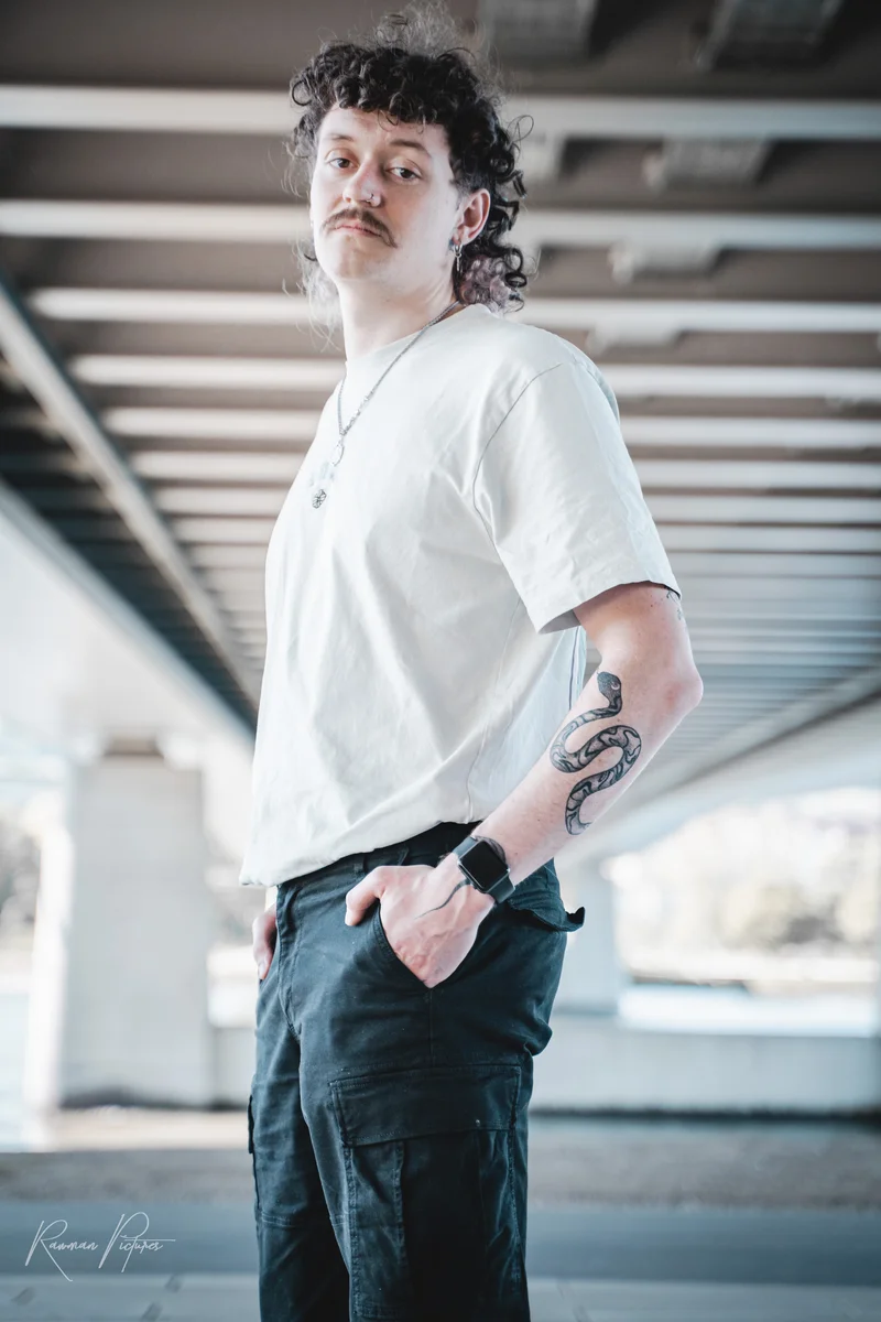 RawmanPictures - Sebastian Schiefermayr | Shooting Alex, Markus & Max | Porträtfotografie unter Brücke, lässiger Stil, Tattoo-Detail, kreative Bildkomposition.