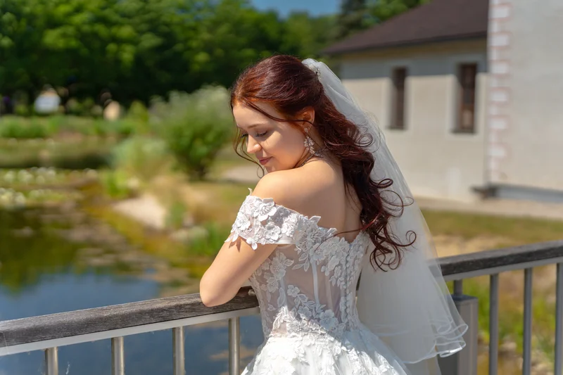 RawmanPictures - Sebastian Schiefermayr | Hochzeit Natalia & Jürgen | Brautporträt im Freien, romantische Fotografie, Hochzeitsfotograf in natürlichem Licht.