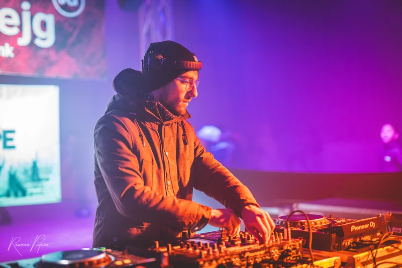 RawmanPictures - Sebastian Schiefermayr | Eisdisco Marchtrenk | DJ auf Bühne bei Nacht: Packende Club-Atmosphäre, kreative Eventfotografie, dynamisches Lichtspiel.