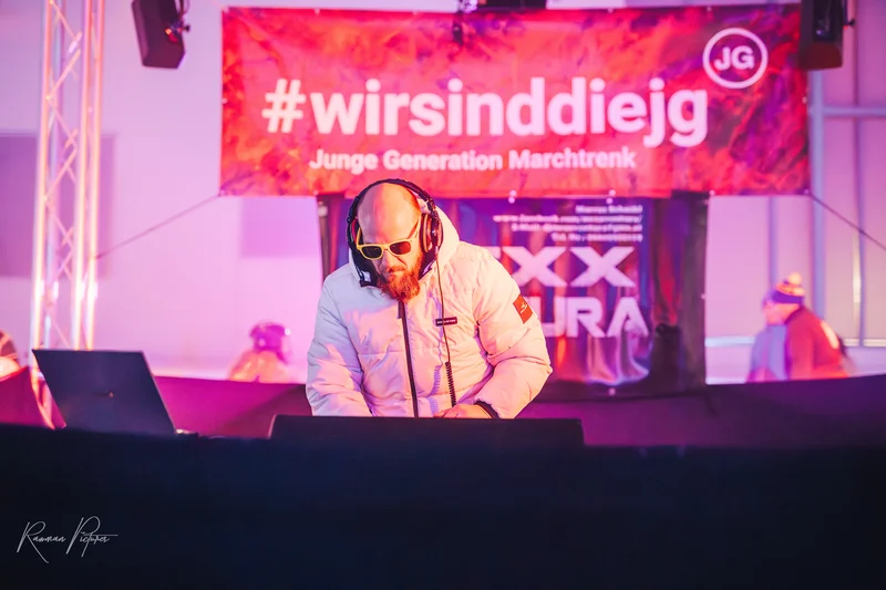 RawmanPictures - Sebastian Schiefermayr | Eisdisco Saisonfinale 2024 | DJ bei Live-Event, stimmungsvolle Beleuchtung, Veranstaltungsfotografie, unvergessliche Party-Momente.