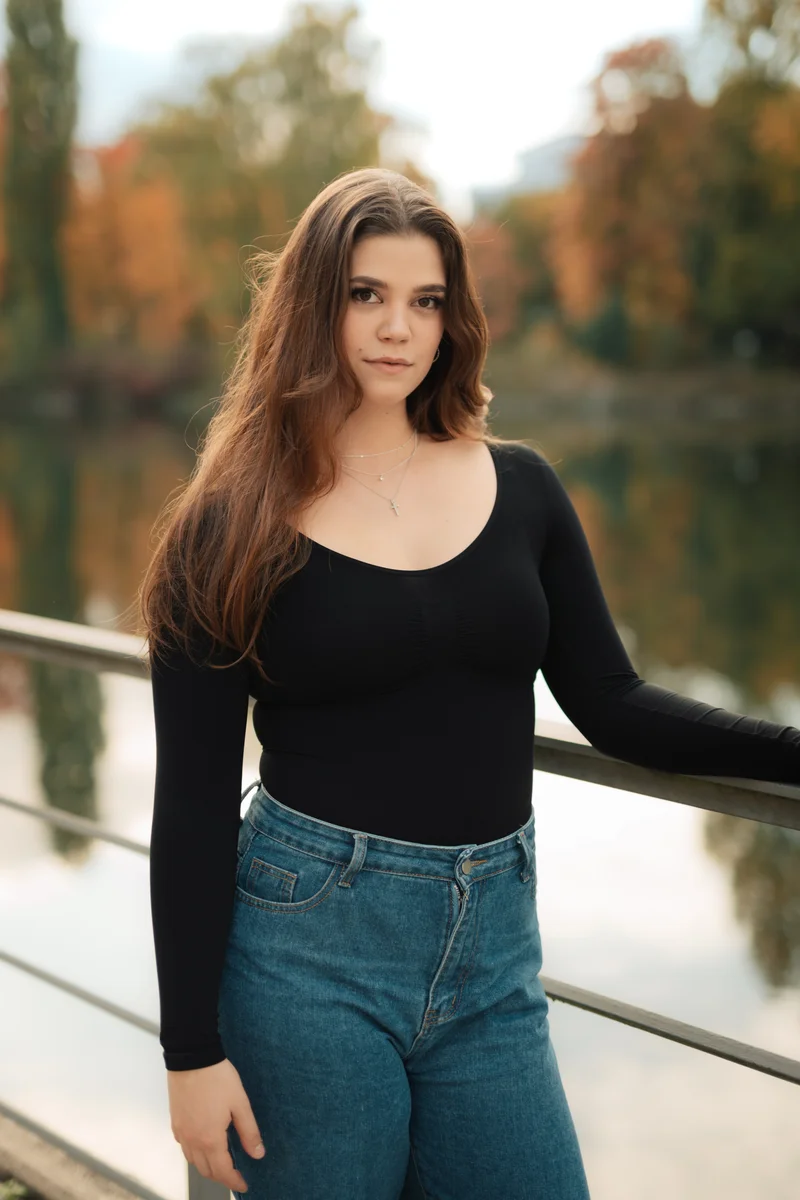 RawmanPictures - Sebastian Schiefermayr | Portraitshooting Vanessa S. | Porträtfotografie am See im Herbst: Stilvolle Frau, natürliche Schönheit, warme Farben.