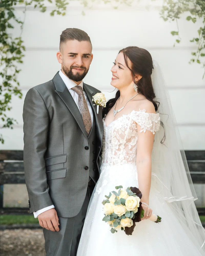 RawmanPictures - Sebastian Schiefermayr | Hochzeit Natalia & Jürgen | Elegantes Hochzeitsfoto im Freien mit Brautpaar und Blumenstrauß. Perfekt für Hochzeitsfotografen.