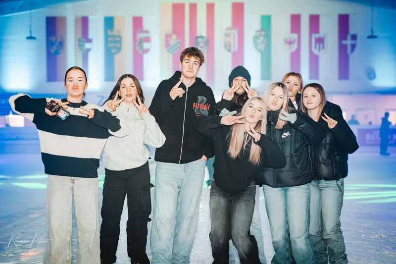 RawmanPictures - Sebastian Schiefermayr | Eisdisco Marchtrenk | Jugendliche, die auf einer Eislaufbahn posieren. Winterfreude, Gruppenfotografie, Freizeit.