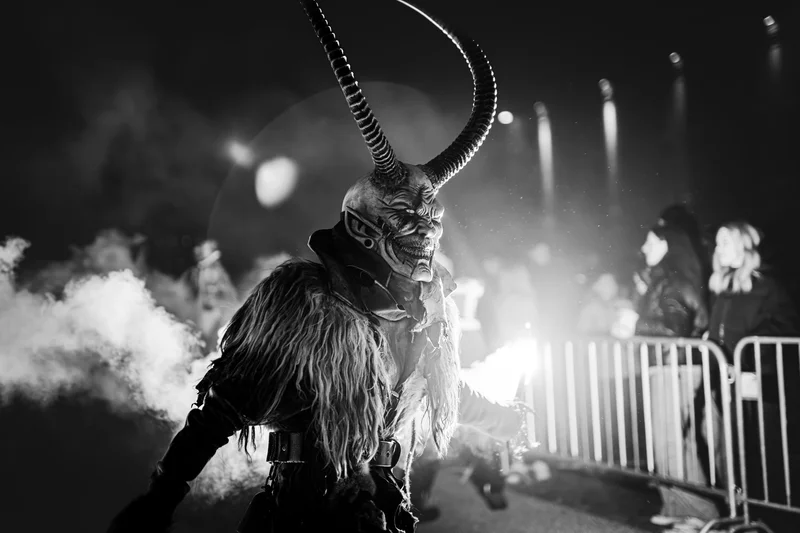RawmanPictures - Sebastian Schiefermayr | Perchtenlauf Eferding | Gruselige Festtagsfigur in Landschaftsfotografie bei Nacht. Geheimnisvoll und dramatisch.