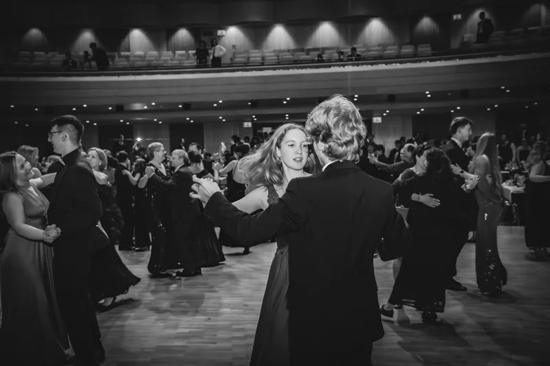 RawmanPictures - Sebastian Schiefermayr | Maturaball HTL1 | Schwarz-Weiß-Aufnahme eines eleganten Ballsaals mit tanzendem Paar, ideal für Eventfotografie.