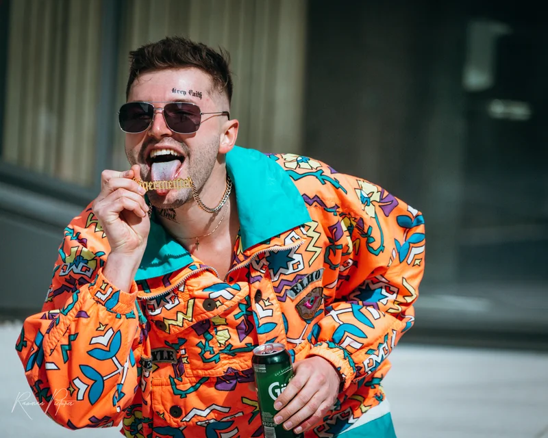 RawmanPictures - Sebastian Schiefermayr | Musikvideodreh "Flinz Asozial" | Bunter Streetstyle mit Sonnenbrille und Kette im Großstadt-Flair. Urbanes Modefotografie-Highlight.