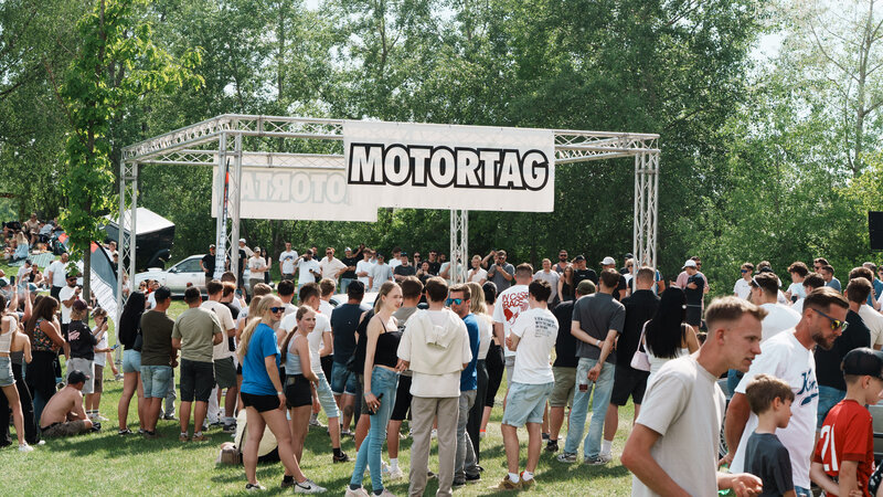 RawmanPictures - Sebastian Schiefermayr | Motortag Feldkirchen | Outdoor-Event-Fotografie: Dynamische Menschenmenge bei Festival im Grünen.
